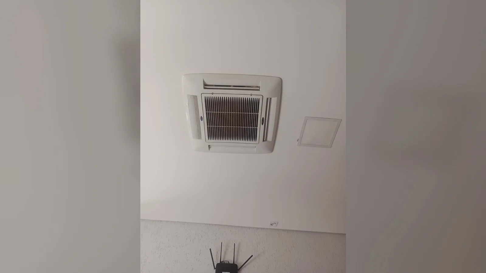 Cassete de teto instalado em ambiente comercial