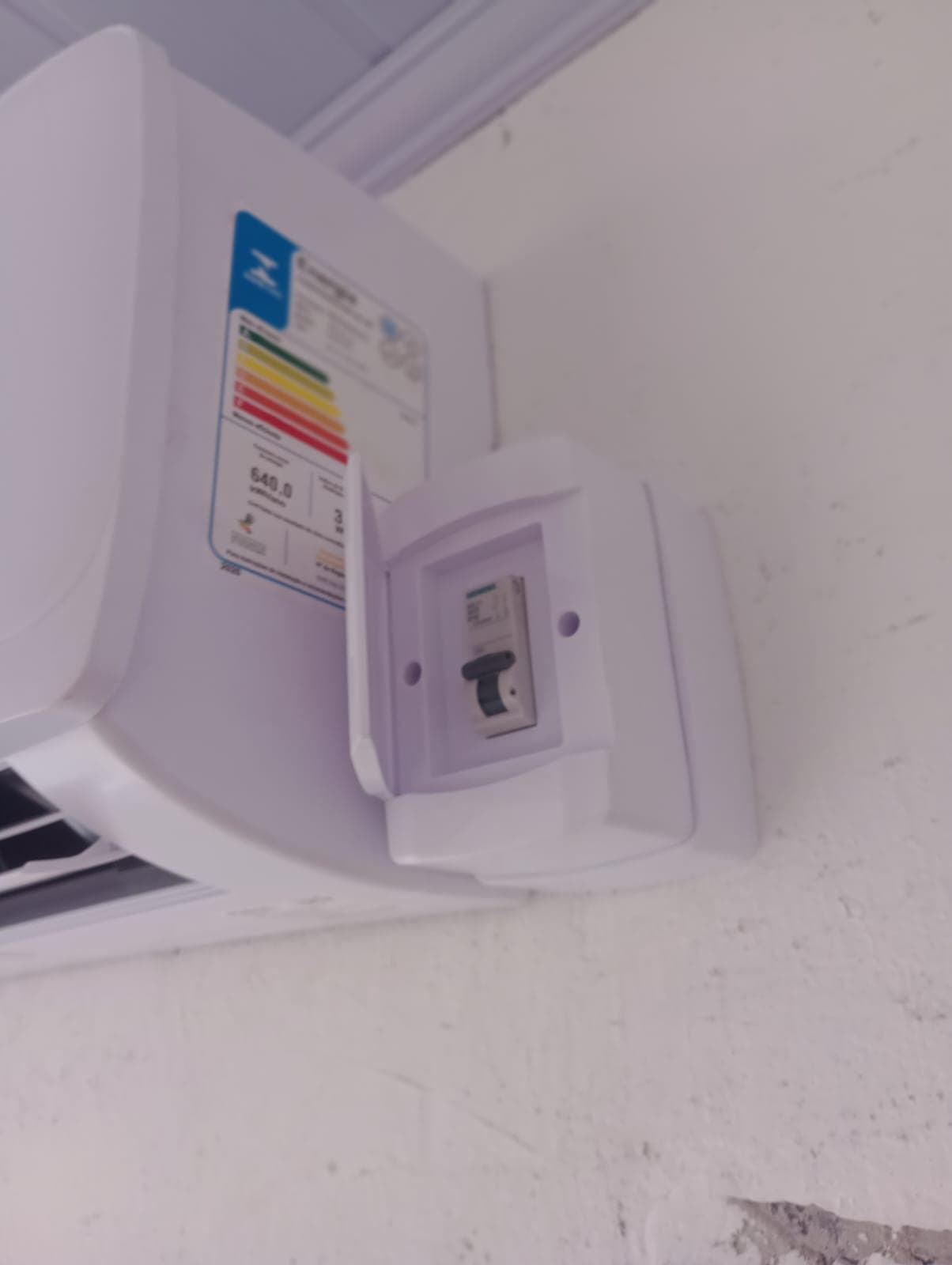 Disjuntor exclusivo e etiqueta de eficiência energética de um split instalado