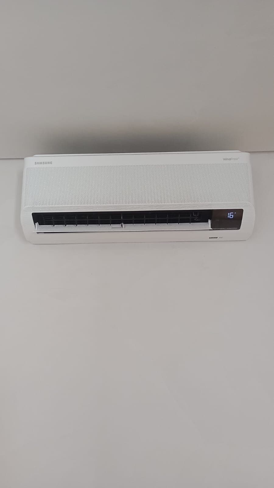 Split Samsung WindFree instalado e limpo, mostrador em 16 graus